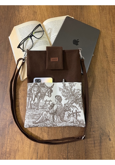 Aksesuarsepeti El Yapımı, Fransız Köylüsü Desenli, Cepli, Taşıma Askılı, Kılıf Çanta, Tablet Kılıfı, Kitap Kılıfı Kahverengi Aksesuarsepeti El Yapımı, Fransız Köylüsü Desenli, Cepli, Taşıma Askılı, Kılıf Çanta, Tablet Kılıfı, Kitap Kılıfı Kahverengi