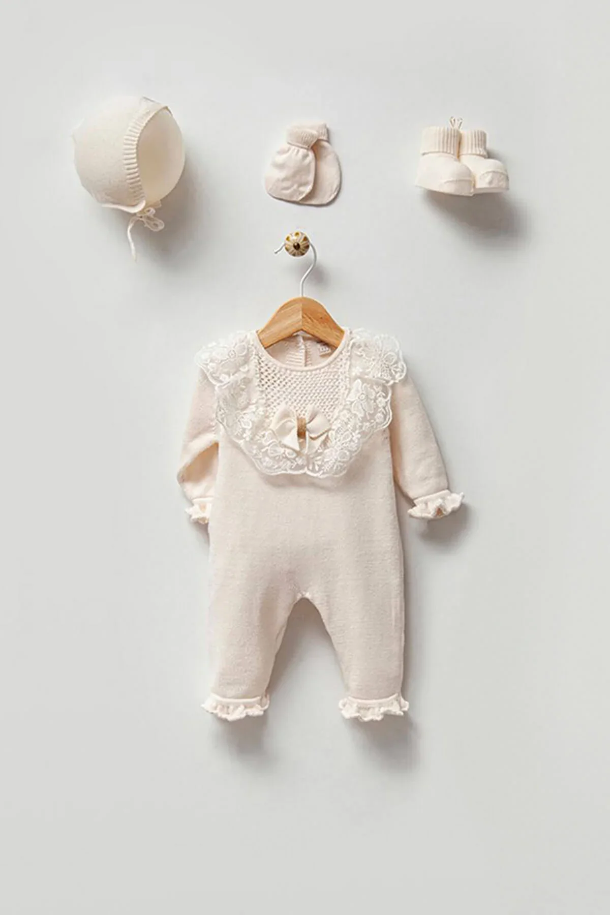 Momercy Dantelli Fiyonk Detaylı Kız Bebek Triko Hastane Çıkışı Beşli Set - Ekru