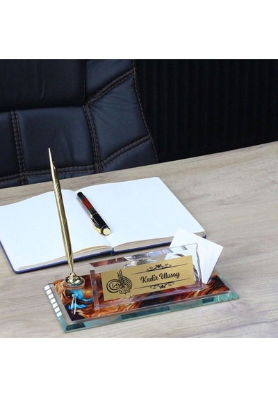 Besmele Tasarımlı Saatli Cam Masa İsimliği - Kartvizitlikli Kalemli Dini Ofis Hediyesi