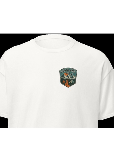 Wildstyle Uzaklara Git Renkli Vintage Dağ Doğa Macera Rozet Baskılı Unisex Bisiklet Yaka Pamuklu Tişört Beyaz