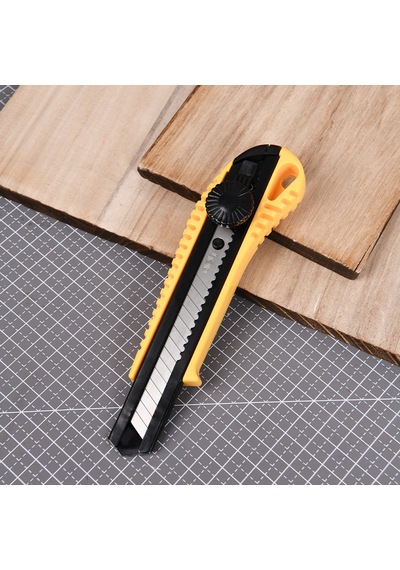 Delı Profesyonel Kırılabilir Maket Bıçağı 18mm Sk5 Kilit Mekanizmalı, Sarı