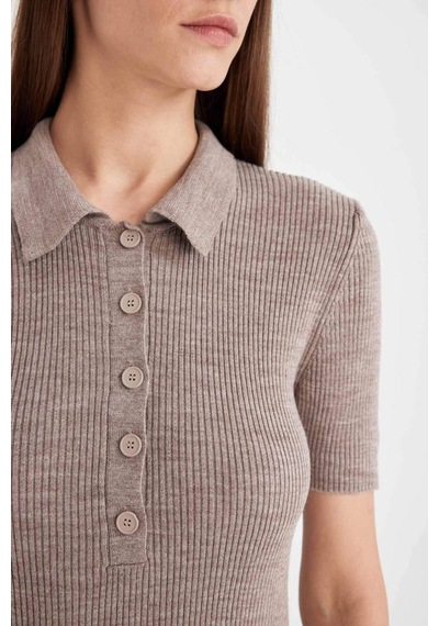 DeFacto Fitted Polo Yaka Kısa Kollu Yırtmaçlı Midi Triko Elbise - Bej D4914AXNSBG476