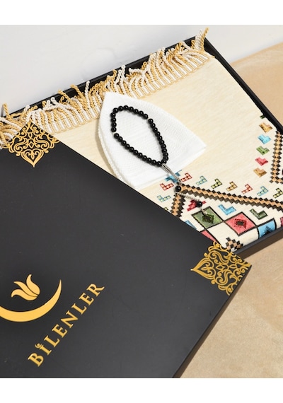 Erkekler İçin Seccade Takke Tesbih Hediyelik Seti Kilim Desenli Kadife Astarlı Seccade, 33 Lü Erkek Tesbihi, Takke Ve Özel Kutu Beyaz Erkekler İçin Seccade Takke Tesbih Hediyelik Seti Kilim Desenli Kadife Astarlı Seccade, 33 Lü Erkek Tesbihi, Takke Ve Özel Kutu Beyaz