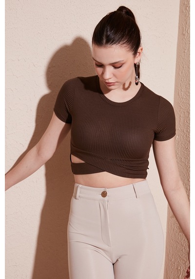 Lela Fitilli Bel Detaylı Kısa Kollu Dar Kesim Crop Bayan Bluz 5864211 Kahve
