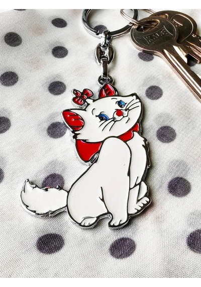 Moncuk Design Kırmızı Kurdelalı Ve Papyonlu Beyaz Renkli Şirin Kedi Metal Anahtarlık