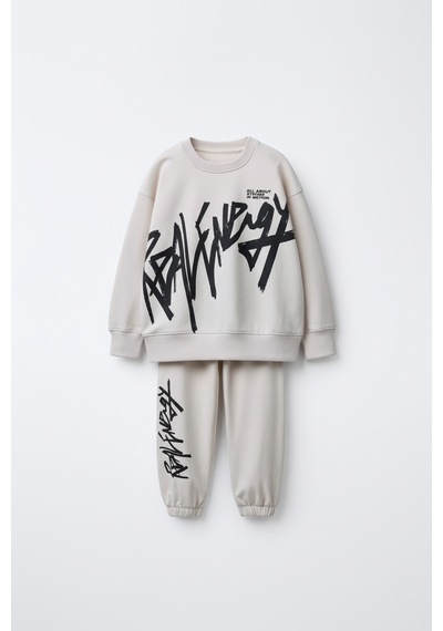 Erkek Çocuk Pamuklu Graffiti Baskılı Sweatshirt Ve Eşofman Alt Takım Gri Erkek Çocuk Pamuklu Graffiti Baskılı Sweatshirt Ve Eşofman Alt Takım Gri