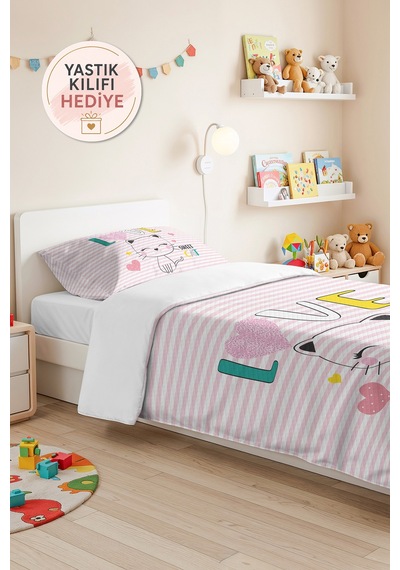 Evimde Bambaşka Pembe Kedi Kalpli Kız Çocuk Pike Takımı - Pastel Çizgili Bebek Odası Yatak Örtüsü - 160x220 CM Evimde Bambaşka Pembe Kedi Kalpli Kız Çocuk Pike Takımı - Pastel Çizgili Bebek Odası Yatak Örtüsü - 160x220 CM