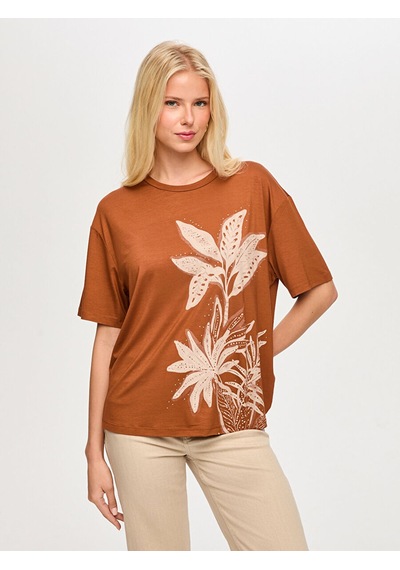 Faik Sönmez Resort Önü Taş Ve Baskı Detaylı Bisiklet Yaka Tshirt S26tsh104 Us26tsh10488 Karamel Faik Sönmez Resort Önü Taş Ve Baskı Detaylı Bisiklet Yaka Tshirt S26tsh104 Us26tsh10488 Karamel