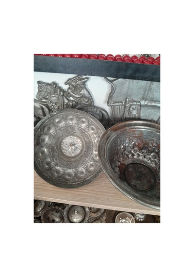 Eski Dönem Kabartmalı Bakır Sahan Gri