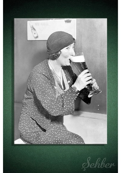 Dikey Kanvas Tablo Tekli Ev Kafe Ofis Siyah Beyaz Bira İçen Kadın Vintage Poster 2788