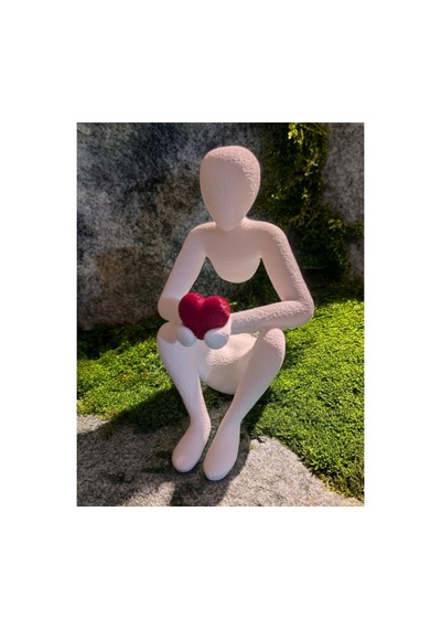 Kalp Tutan Kadın Figürü 13 Cm
