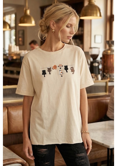 Armonika Kadın Krem Önü Kedi Baskılı Yanları Yırtmaçlı Pamuklu T-shirt Arm-26y137002