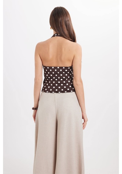 Tudors Kadın Standart Fit Normal Kesim Halter Yaka Kolsuz Puantiyeli Kahverengi Bluz-50988