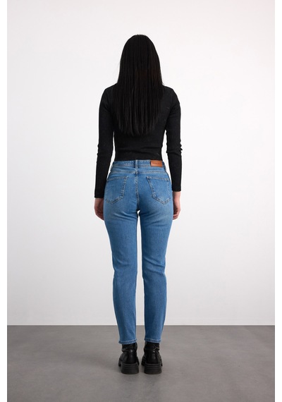 23030-73603 Kadın Mom Fit Hıgh Rıse Tapered Leg Denim Pantolon 23030-73603 Buz Mavi