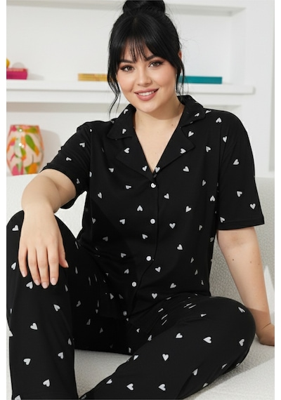 Siyah İnci Curve Büyük Beden Battal Boy Kısa Kollu Düğmeli Pamuklu Pijama Takımı Siyah Beyaz Kalp Siyah İnci Curve Büyük Beden Battal Boy Kısa Kollu Düğmeli Pamuklu Pijama Takımı Siyah Beyaz Kalp