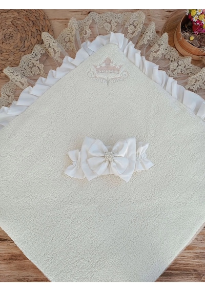 Yenidoğan Wool Yün Kumaş Taç Nakışlı Güpür Duvaklı Fiyonk Prizma Taş Unisex Kundak Bebek Battaniyesi Bej Çok Renkli