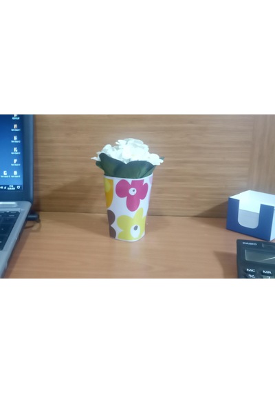 Vazoda Çiçek Dekoratif Beyaz Yapay Çiçek Vazo Dahil Kırmızı Papatya 7 x 7 x 16 CM