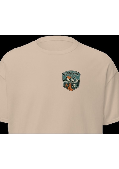 Wildstyle Uzaklara Git Renkli Vintage Dağ Doğa Macera Rozet Baskılı Unisex Bisiklet Yaka Pamuklu Tişört Camel
