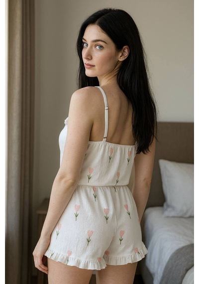 Findit Şık Tasarım Beyaz Üstüne Çiçek Desenli Askılı Şortlu Pijama Takımı