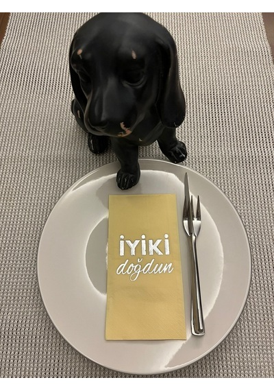 Gümüş Yaldızlı Sarı İyi Ki Doğdun Baskılı Garson Katlama Peçete 16 Adet