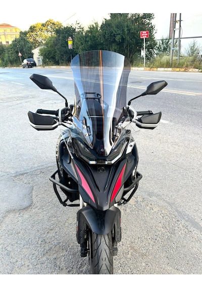 Motocam Qj Srt 900 Ön Cam 2023-2026 Model 61cm Füme Renkli 4mm
