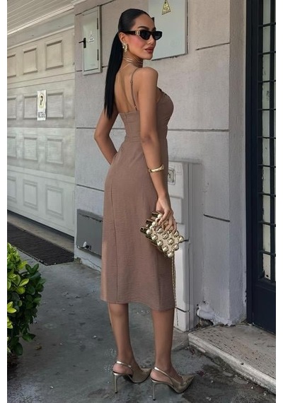 Alyn Wear Göğsü Aksesuarlı Önü Yırtmaçlı Elbise 2899 Kahverengi