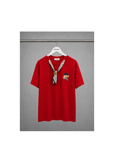Bisou Nakışlı Kendinden Fular Detaylı Gold Aksesuarlı Premium Regular Fit Kısa Kollu Bluz- Tshirt Kırmızı Bisou Nakışlı Kendinden Fular Detaylı Gold Aksesuarlı Premium Regular Fit Kısa Kollu Bluz- Tshirt Kırmızı