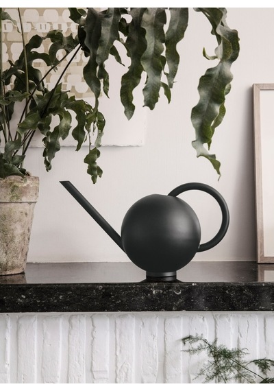 Ferm Living Lıvıng Orb Sulama Kabı, 2 L, Mat Boyalı Paslanmaz Çelik, Organik Tasarım Bahçe Kovaları Siyah