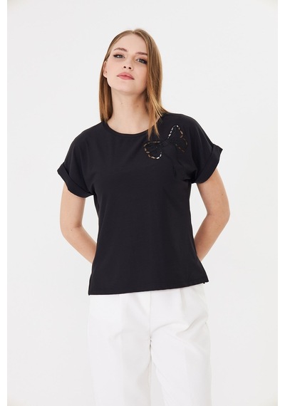 Sortie Collection Göğsü Fiyonk Nakışlı Yırtmaçlı Modal Basic Tişört Siyah