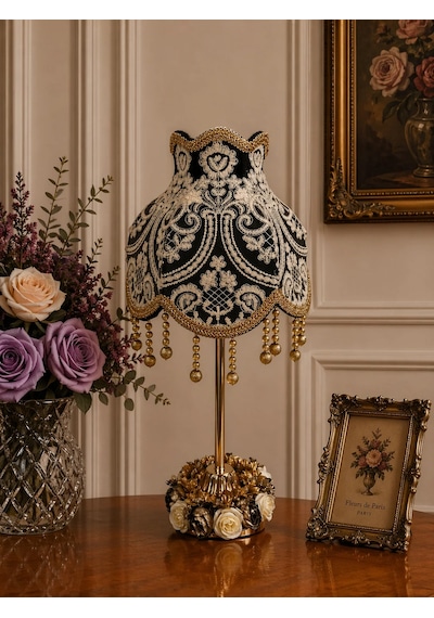 Füme Kadife Kaplı Beyaz İşlemeli Başlık Gold Metal Çiçek Süslemeli Ayaklı Klasik Abajur 50x25cm