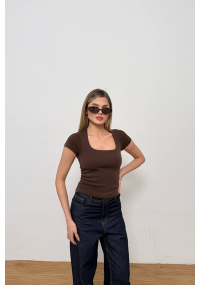 Vadon 1006 Kadın Pamuklu Kare Yaka Yan Büzgü Detaylı Basic Crop T-shirt Bluz Kahverengi Vadon 1006 Kadın Pamuklu Kare Yaka Yan Büzgü Detaylı Basic Crop T-shirt Bluz Kahverengi