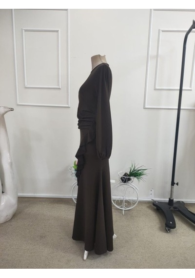 Butik İstanbul Kadın Uzun Kollu Bisiklet Yakalı Önden Fırfırlı Uzun Janjan Krep Elbise Kahverengi