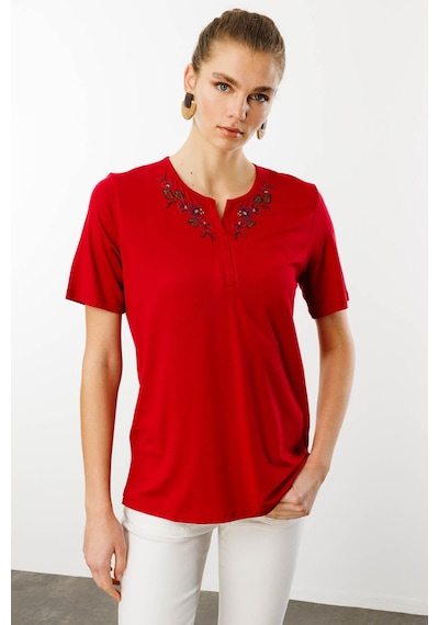 Kadın Açma Yaka Nakış İşlemeli Penye T-shirt Kırmızı Kirmizi