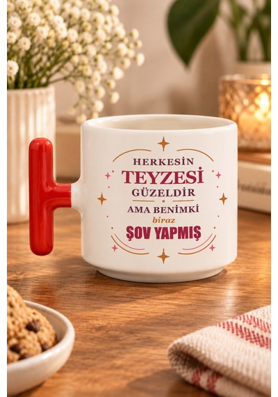 Herkesin Teyzesi Güzeldir Ama Benimki Biraz Şov Yapmış Baskılı T Kupa - Kırmızı Kırmızı Kulp