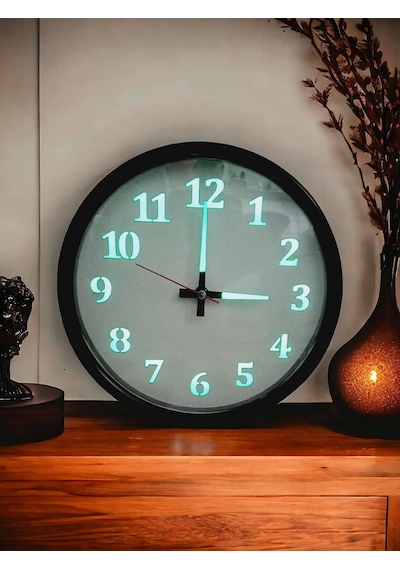 Fosforlu Gece Karanlıkta 5 Saat Parlayan Duvar Saati Plastik 28cm Siyah - Beyaz