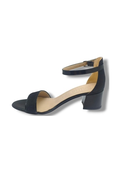 Selfie 4270-26 Simli Rugan Tek Bant Orta Topuk Büyük Numara Fashion Kadın Sandalet 5,5cm 41-43 Siyah Selfie 4270-26 Simli Rugan Tek Bant Orta Topuk Büyük Numara Fashion Kadın Sandalet 5,5cm 41-43 Siyah