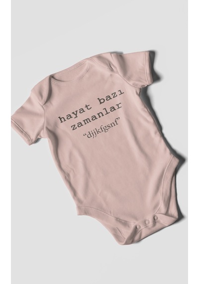 Hayat Bana Bazı Zamanlar "dfghjkl" Baskılı Bebek Zıbını Çıtçıtlı Body %100 Pamuk Kısa Kol Pastel Pembe