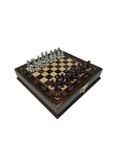 Gifthome Premium Orta Boy Metal İşlemeli Klasik Satranç Takımı Ve Sandıklı Masif Ahşap Satranç Tahtası 28x28x5,5 Cm.
