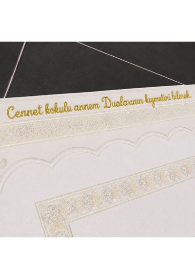 Tesbihane Kişiye Özel Nakış İşlemeli Hediyelik Seccade - Saten Kumaş - Papatya Motifli Krem