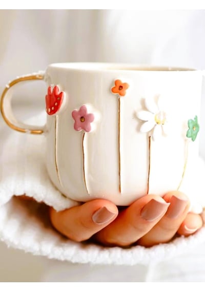 El Yapımı Bahar Çiçekleri Kabartmalı Kupa 24 Ayar Altın Dekorlu 300 Ml Mug Spring Flower Açık Ahşap
