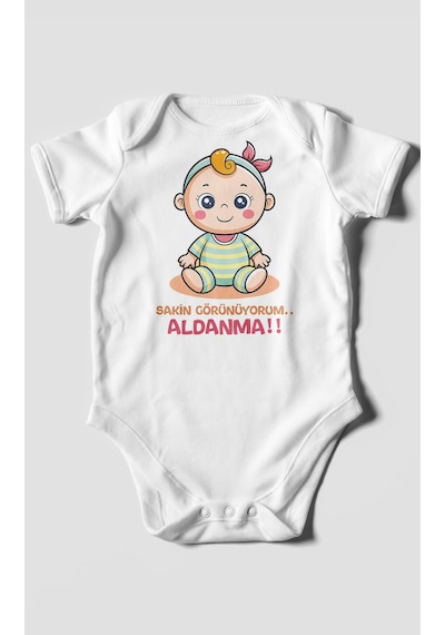 Sakin Görünüyorum Aldanma V2 Baskılı Bebek Zıbını Çıtçıtlı Body %100 Pamuk Kısa Kol Beyaz