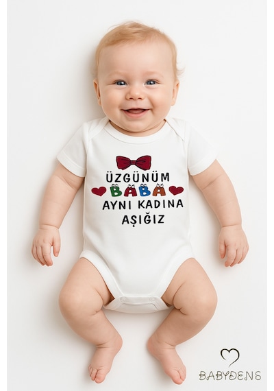 Babyden's Üzgünüm Baba Aynı Kadına Aşığız Yazılı Çıtçıtlı Bebek Body %100 Pamuk Kısa Kollu Zıbın Beyaz