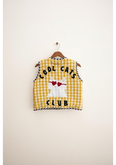 Magu Unisex Çocuk Pamuklu Sarı Ekose Cool Cats Club Yelek - Kalpli Gözlüklü Kedi Aplikeli Çok Renkli