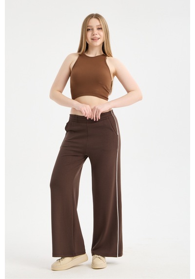 Gugus Kadın Trend Bol Paça Modal Kumaş Eşofman Altı Çift Cepli Wide Leg Yanları Beyaz Şeritli Kahverengi Gugus Kadın Trend Bol Paça Modal Kumaş Eşofman Altı Çift Cepli Wide Leg Yanları Beyaz Şeritli Kahverengi