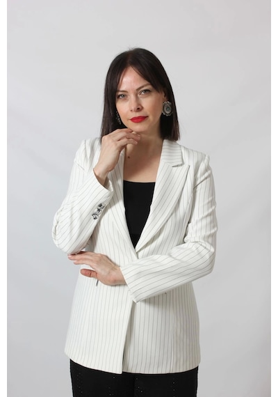 Moda Berray 1906 Beyaz Çizgili Fermuarlı Cep Aksesuarlı Kadın Büyük Beden Blazer Ceket Beyaz Moda Berray 1906 Beyaz Çizgili Fermuarlı Cep Aksesuarlı Kadın Büyük Beden Blazer Ceket Beyaz