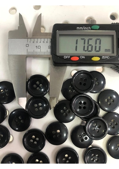 18 Mm 28 Boy Siyah Polyester Düğme 25 Adet