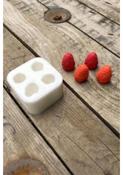 Çilek Dörtlü Mum Kalıbı Silikon 2,5 X 2,5 X 3 Cm Küçük Süsleme Kalıbı 1 Adet 50 x 22