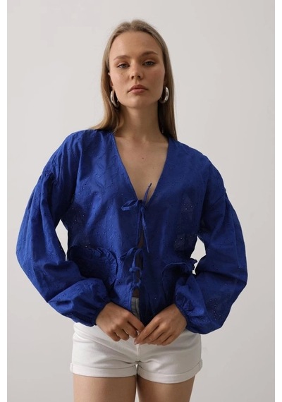 Defymoda Kalp Detaylı Bağlamalı Brode Bluz - Saks Saks