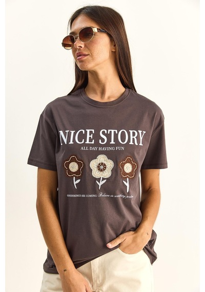 Shade Kadın Nice Story Yazı Ve Nakış Detaylı Relaxed Fit T-shirt 7635 60286116 - Kahverengi