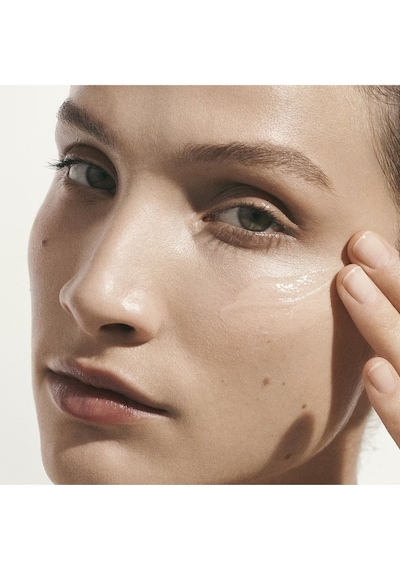 Koyu Lekelerin Azalmasına Yardımcı Olan Onarıcı Yenileyici Serum 30 Ml
